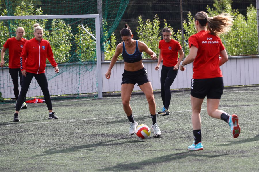 Reportaj în cantonamentul montan al campioanei SCM Rm. Vâlcea: ce dor le era de handbal!