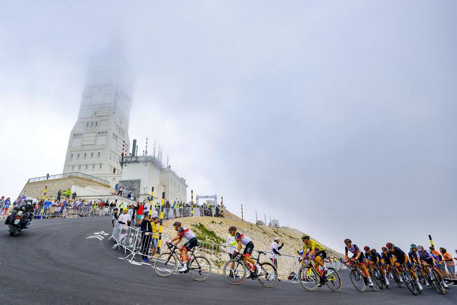 Tadej Pogacar, în galben, în timp ce escaladează Mont Ventoux, foto: Imago „Ca o pisică gata să se arunce asupra prăzii” » Cum a omorât Tadej Pogacar ediția de anul acesta a Turului Franței