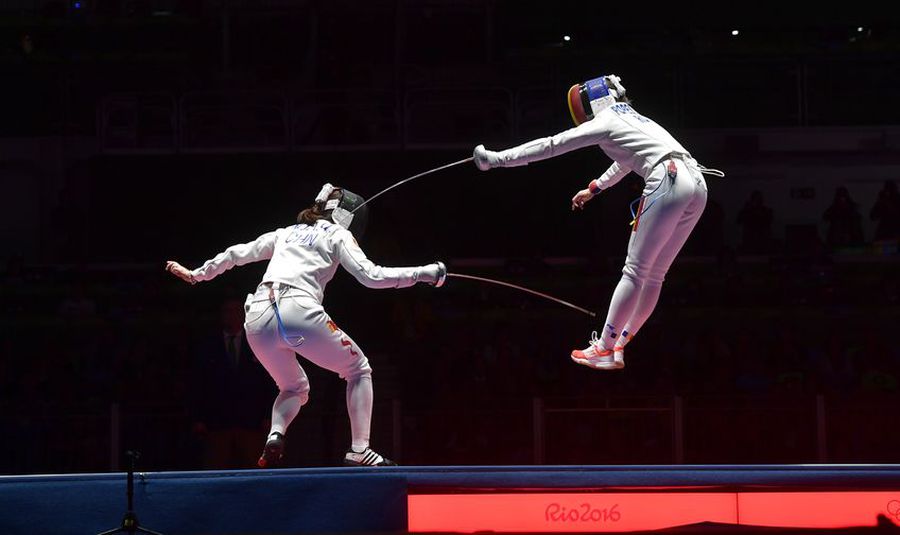 Poza celebră cu saltul făcut de spadasina Ana Maria Popescu la Rio, foto: Cristi Preda / GSP De la prăbușire la triumf » Ana Maria Popescu a analizat pentru GSP fiecare Olimpiadă: „Se poate întâmpla orice”