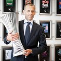 Trofeul Europa Conference League, prezentat de președintele UEFA // foto: UEFA