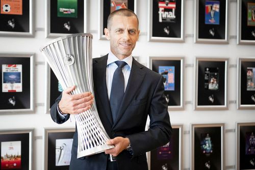 Trofeul Europa Conference League, prezentat de președintele UEFA // foto: UEFA