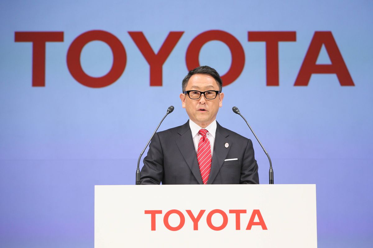 Britanicii se simt la Tokyo ca acasă » Au luat cu ei 12 cai, șezlonguri, o cabină telefonică și 40.000 de pliculețe de ceai