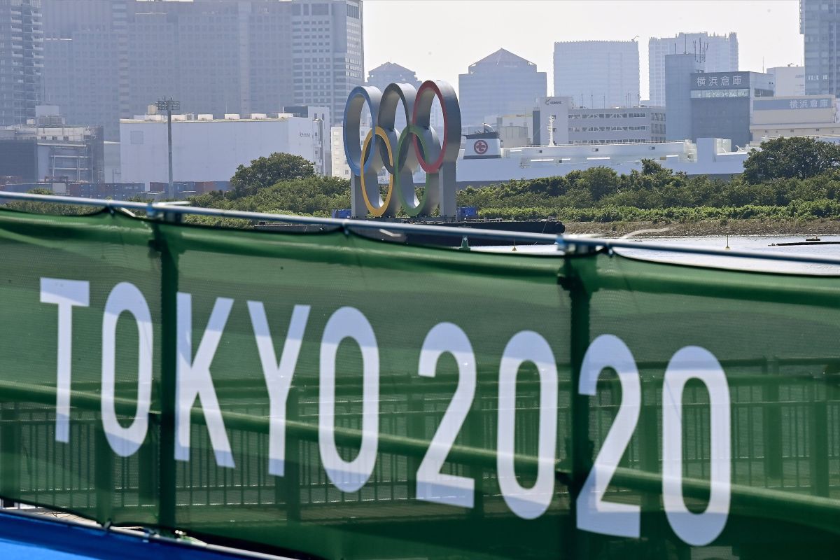 Britanicii se simt la Tokyo ca acasă » Au luat cu ei 12 cai, șezlonguri, o cabină telefonică și 40.000 de pliculețe de ceai