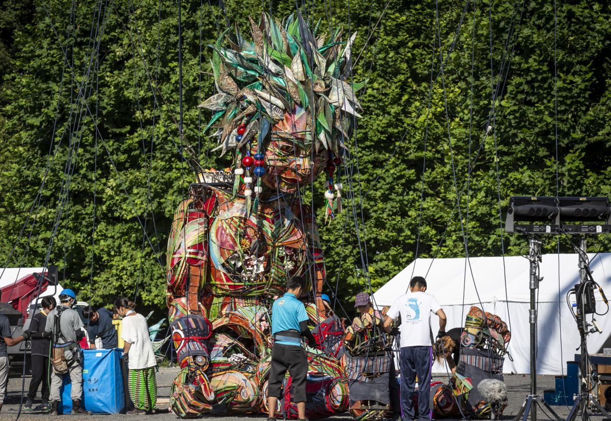 Britanicii se simt la Tokyo ca acasă » Au luat cu ei 12 cai, șezlonguri, o cabină telefonică și 40.000 de pliculețe de ceai