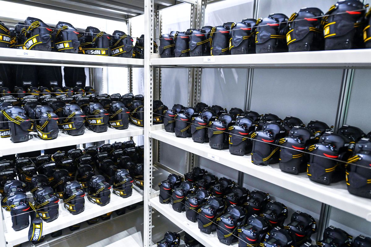 Britanicii se simt la Tokyo ca acasă » Au luat cu ei 12 cai, șezlonguri, o cabină telefonică și 40.000 de pliculețe de ceai