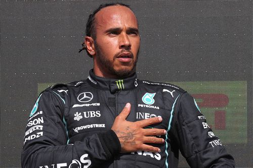 În ultimele ore, Lewis Hamilton (36 de ani) a fost vizat de atacuri rasiste pe rețelele de socializare. Totul după cursa de Formula 1 desfășurată duminică, în Marea Britanie.