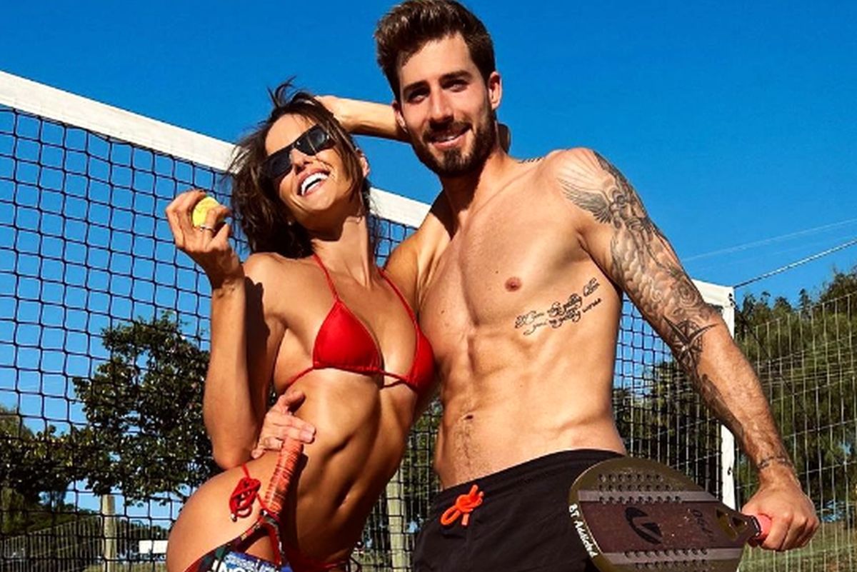 Soția fotbalistului „vulturilor” a „încins” atmosfera pe Instagram: „Femeia perfectă”