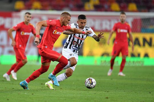 În partida cu FCSB, 1-1, U Cluj a mizat doar pe doi dintre jucătorii transferați în această vară: Chipciu și Adrian Bălan / foto: Raed Krishan (GSP)