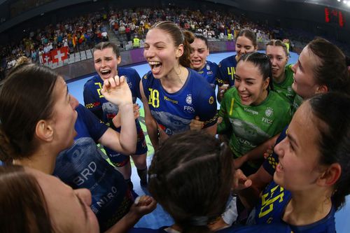 Diana Lixăndroiu în centrul bucuriei după victorie Foto Facebook FR Handbal