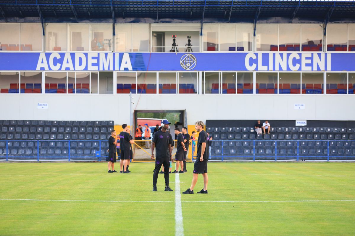 Starea jalnică în care se prezintă gazonul, înaintea meciului Unirea Slobozia - FCSB