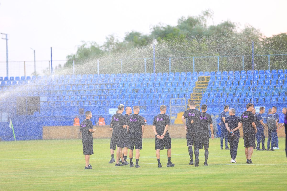 Starea jalnică în care se prezintă gazonul, înaintea meciului Unirea Slobozia - FCSB