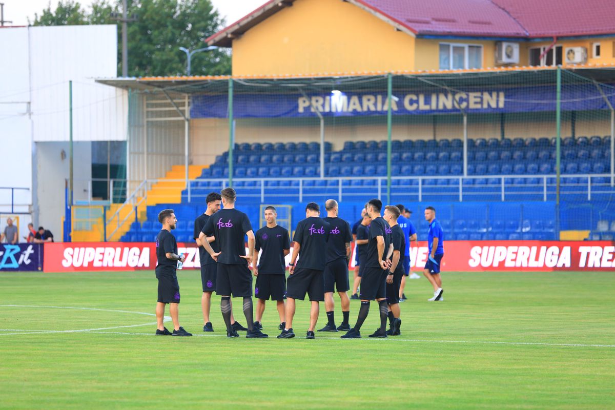 Starea jalnică în care se prezintă gazonul, înaintea meciului Unirea Slobozia - FCSB