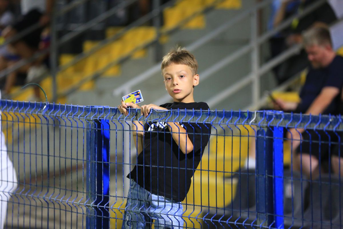 Starea jalnică în care se prezintă gazonul, înaintea meciului Unirea Slobozia - FCSB