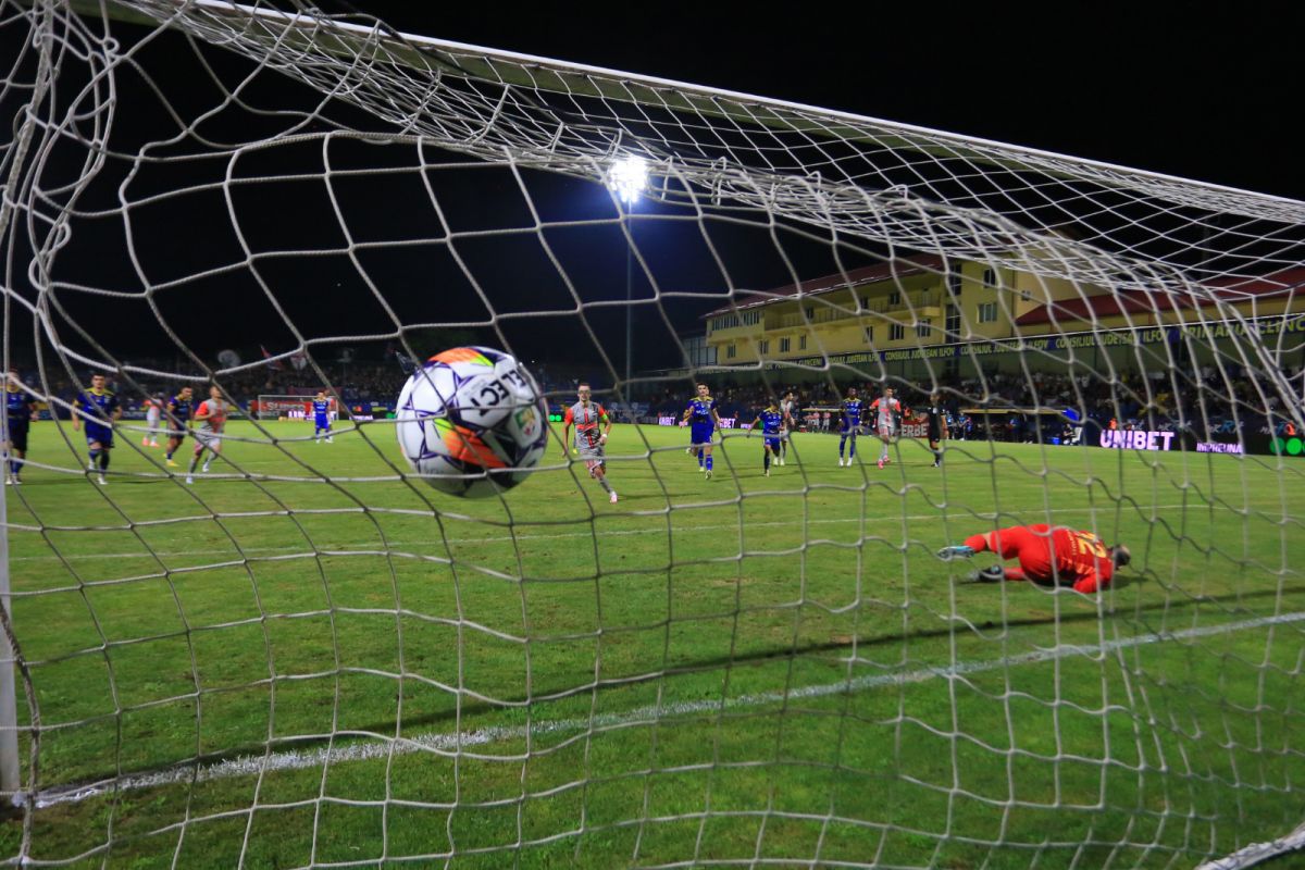 Penalty controversat la Unirea Slobozia - FCSB » Suporterii au început să strige: „Hoții, hoții!”