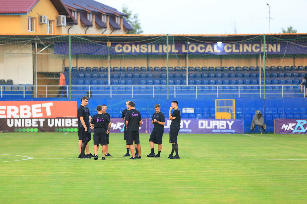 Starea jalnică în care se prezintă gazonul, înaintea meciului Unirea Slobozia - FCSB