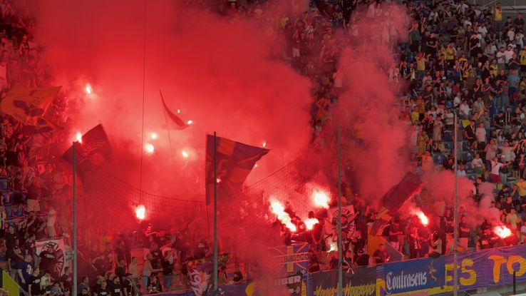 Ultrașii au aprins zeci de torțe și fumigene la Petrolul - FCSB. Foto: Andrei Crăițoiu (GSP.RO)