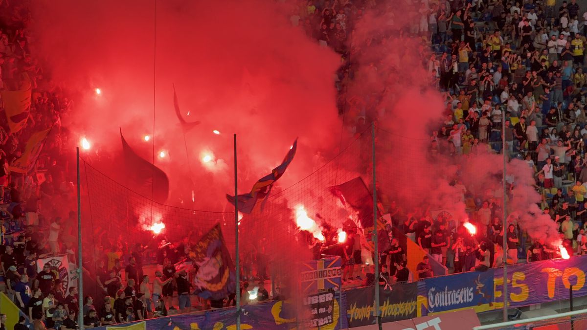 Au aprins peluza! Zeci de torțe și fumigene la Petrolul - FCSB: Jandarmeria, driblată din nou
