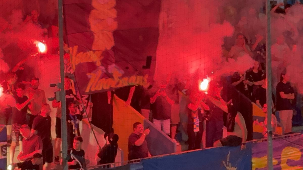 Au aprins peluza! Zeci de torțe și fumigene la Petrolul - FCSB: Jandarmeria, driblată din nou