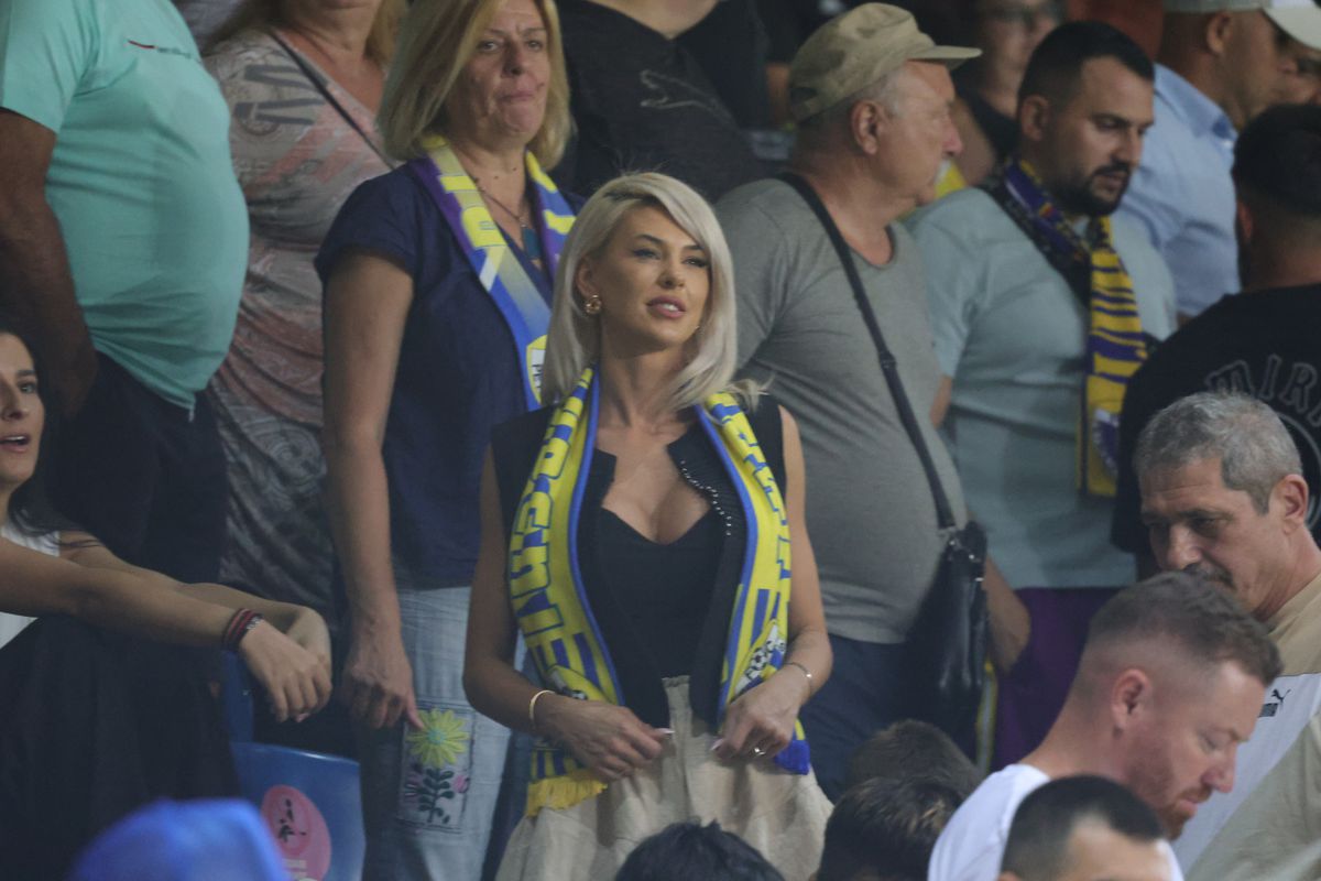 Soția fotbalistului care a furat toate privirile la Petrolul - FCSB: cum a fost surprinsă în tribunele arenei „Ilie Oană”