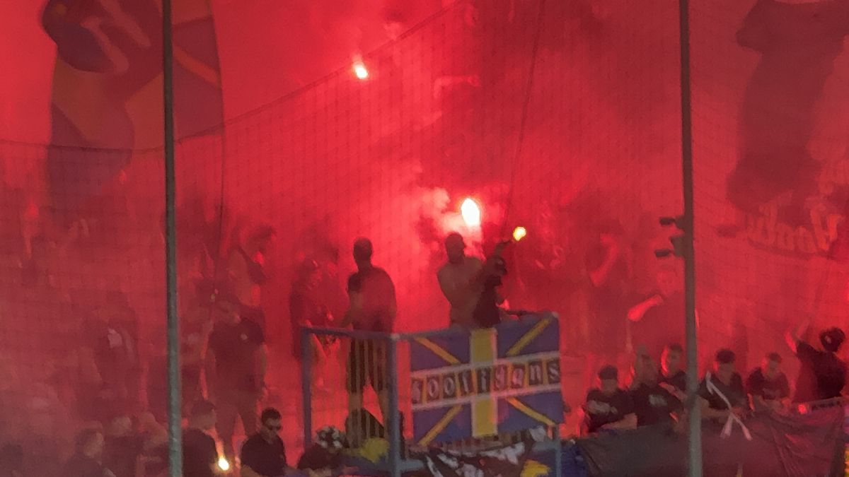 Au aprins peluza! Zeci de torțe și fumigene la Petrolul - FCSB: Jandarmeria, driblată din nou