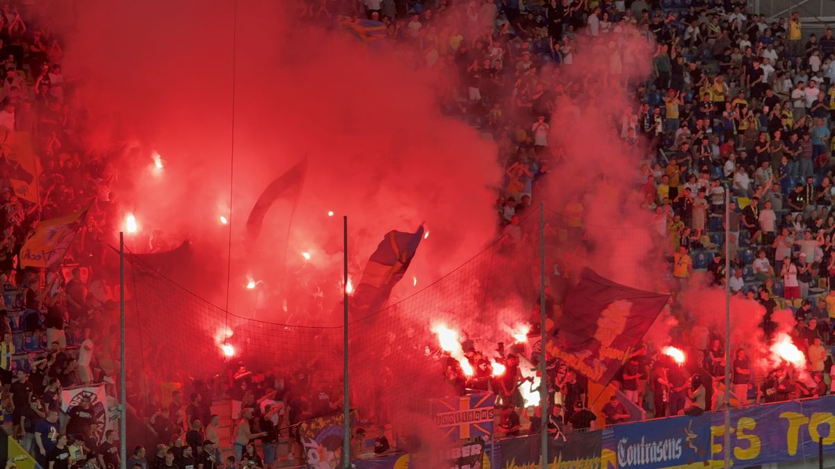 Au aprins peluza! Zeci de torțe și fumigene la Petrolul - FCSB: Jandarmeria, driblată din nou