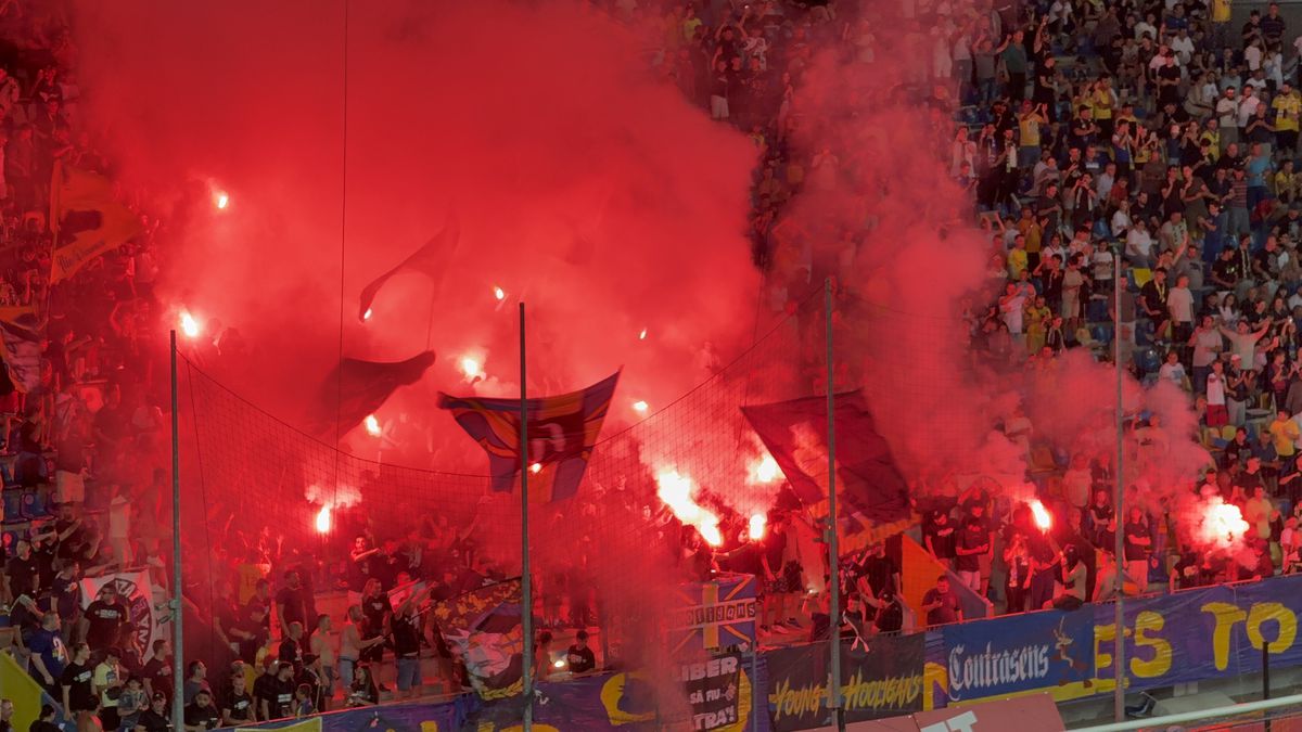 Au aprins peluza! Zeci de torțe și fumigene la Petrolul - FCSB: Jandarmeria, driblată din nou