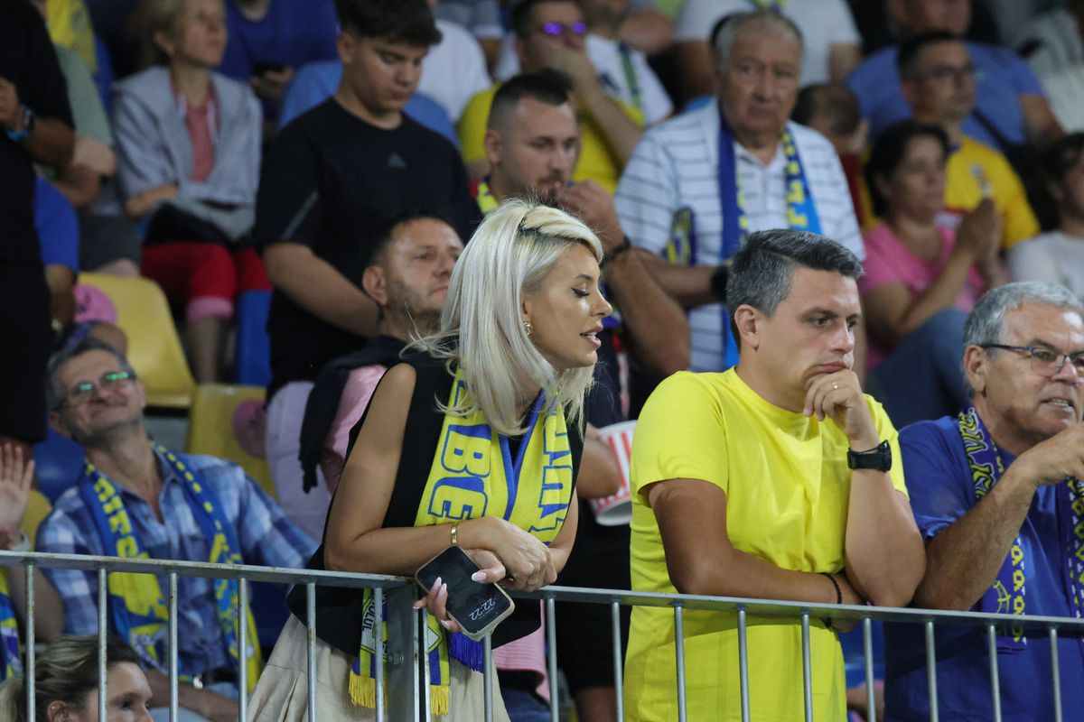 Soția fotbalistului care a furat toate privirile la Petrolul - FCSB: cum a fost surprinsă în tribunele arenei „Ilie Oană”