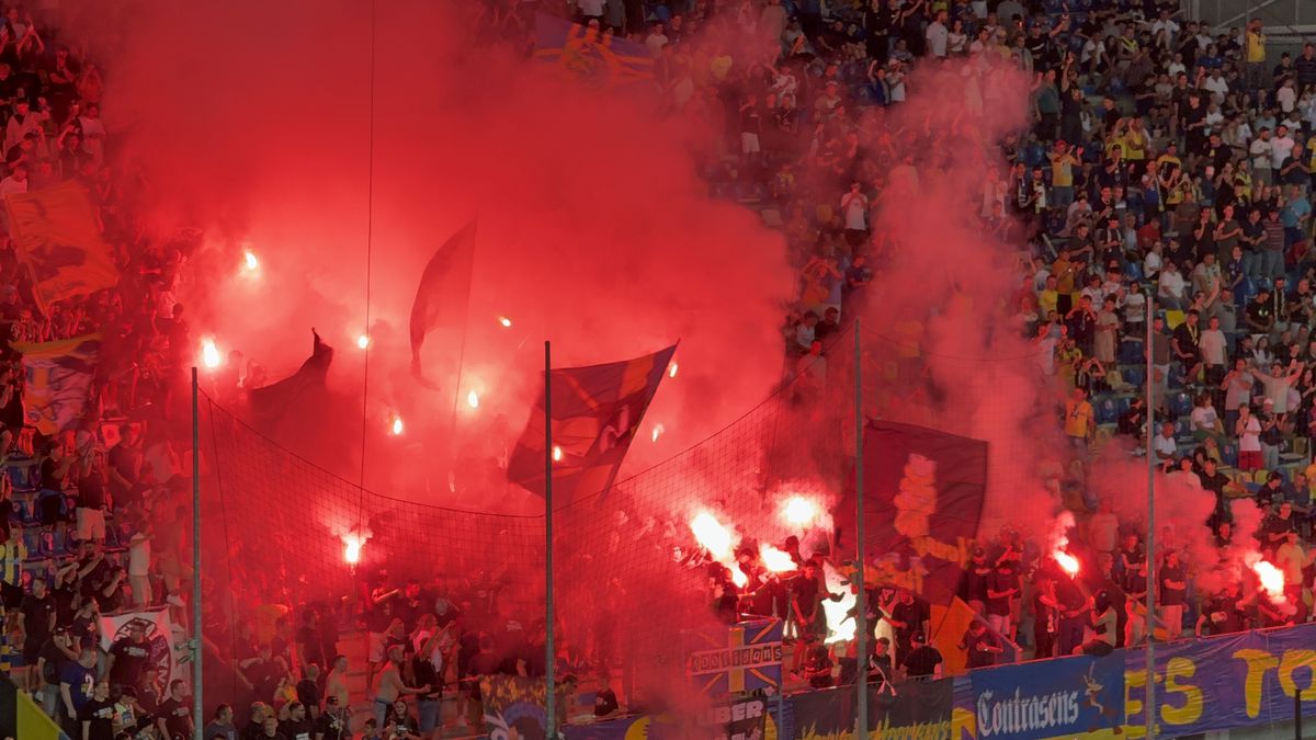 Au aprins peluza! Zeci de torțe și fumigene la Petrolul - FCSB: Jandarmeria, driblată din nou