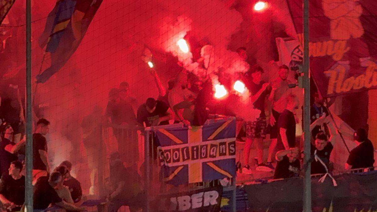 Au aprins peluza! Zeci de torțe și fumigene la Petrolul - FCSB: Jandarmeria, driblată din nou