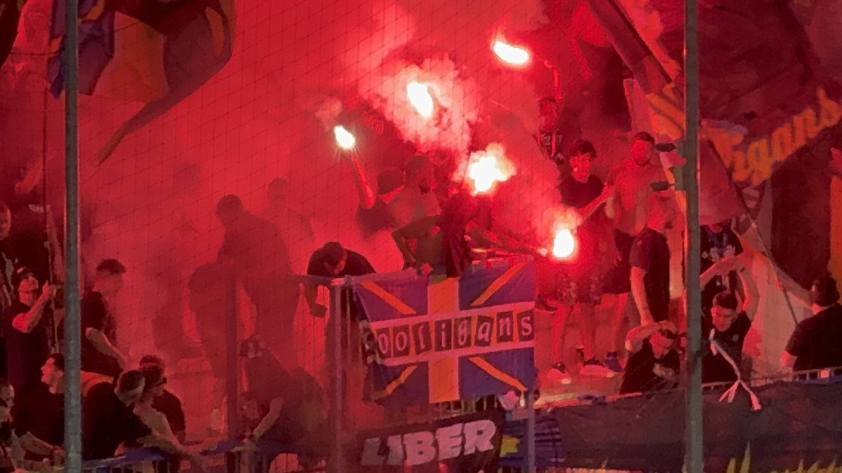 Au aprins peluza! Zeci de torțe și fumigene la Petrolul - FCSB: Jandarmeria, driblată din nou