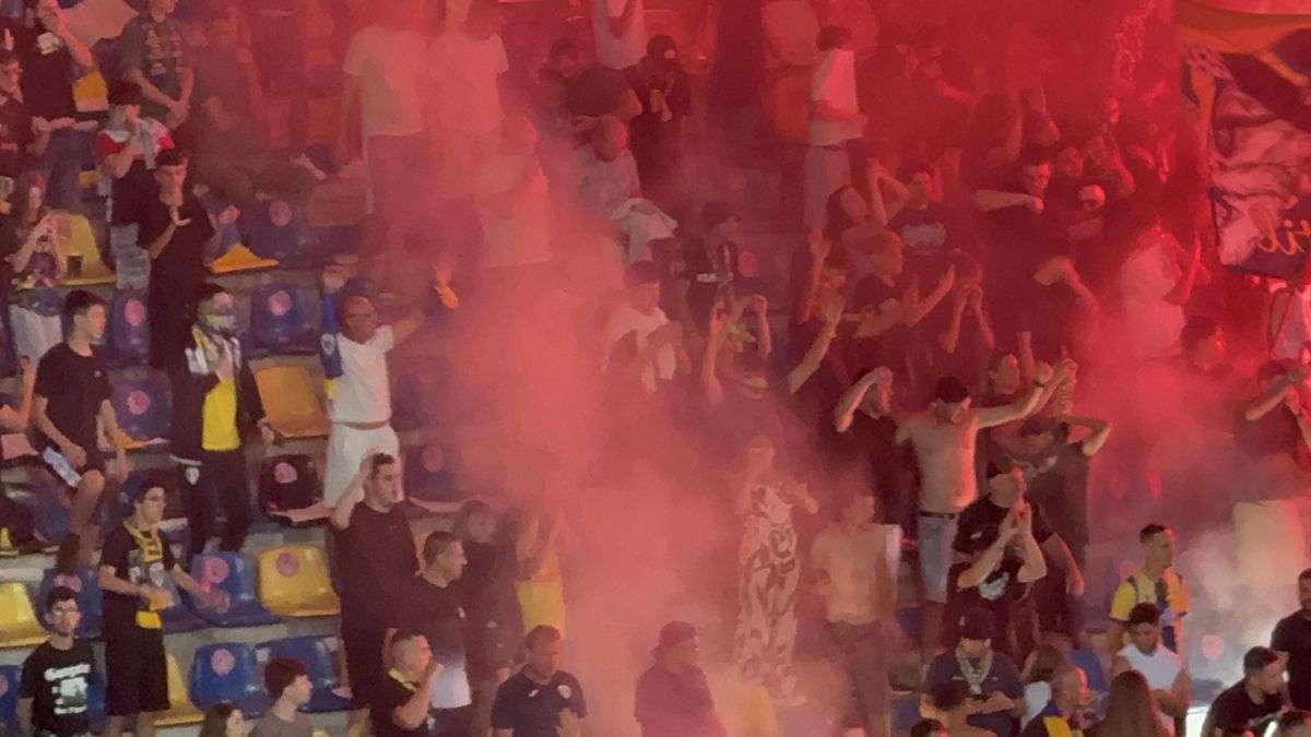 Au aprins peluza! Zeci de torțe și fumigene la Petrolul - FCSB: Jandarmeria, driblată din nou