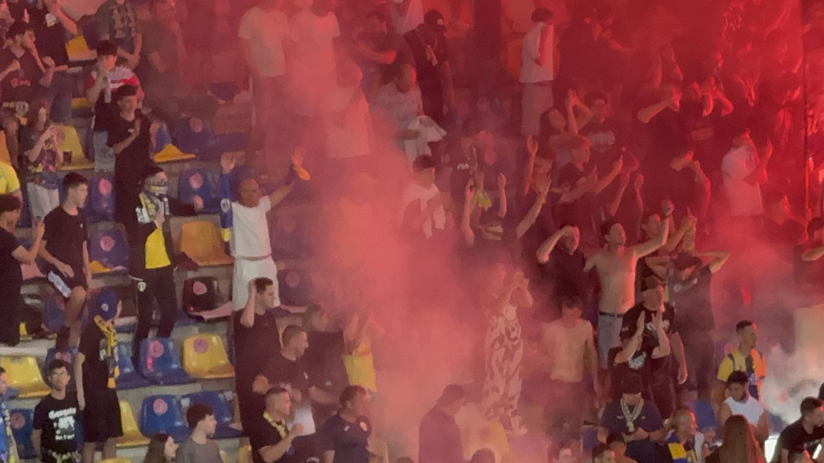 Au aprins peluza! Zeci de torțe și fumigene la Petrolul - FCSB: Jandarmeria, driblată din nou