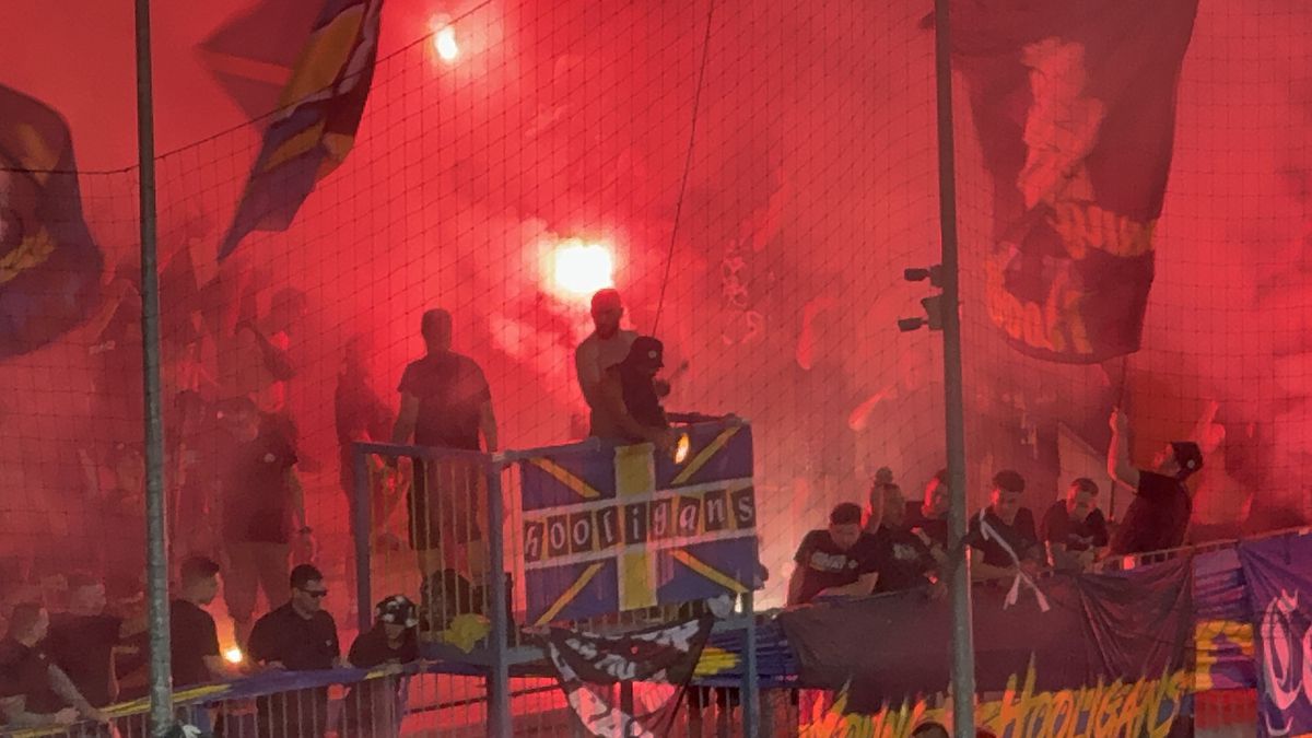 Au aprins peluza! Zeci de torțe și fumigene la Petrolul - FCSB: Jandarmeria, driblată din nou