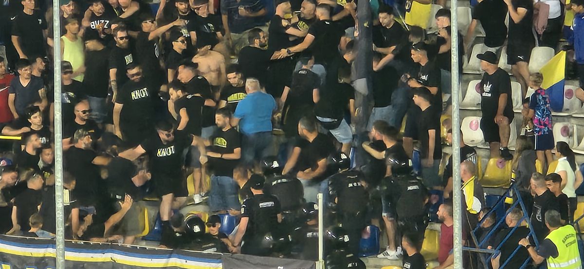 Scandal în toată regula la Petrolul - FCSB » Jandarmeria a fost nevoită să intervină: luat pe sus și scos din stadion