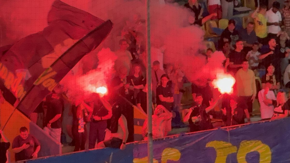 Au aprins peluza! Zeci de torțe și fumigene la Petrolul - FCSB: Jandarmeria, driblată din nou