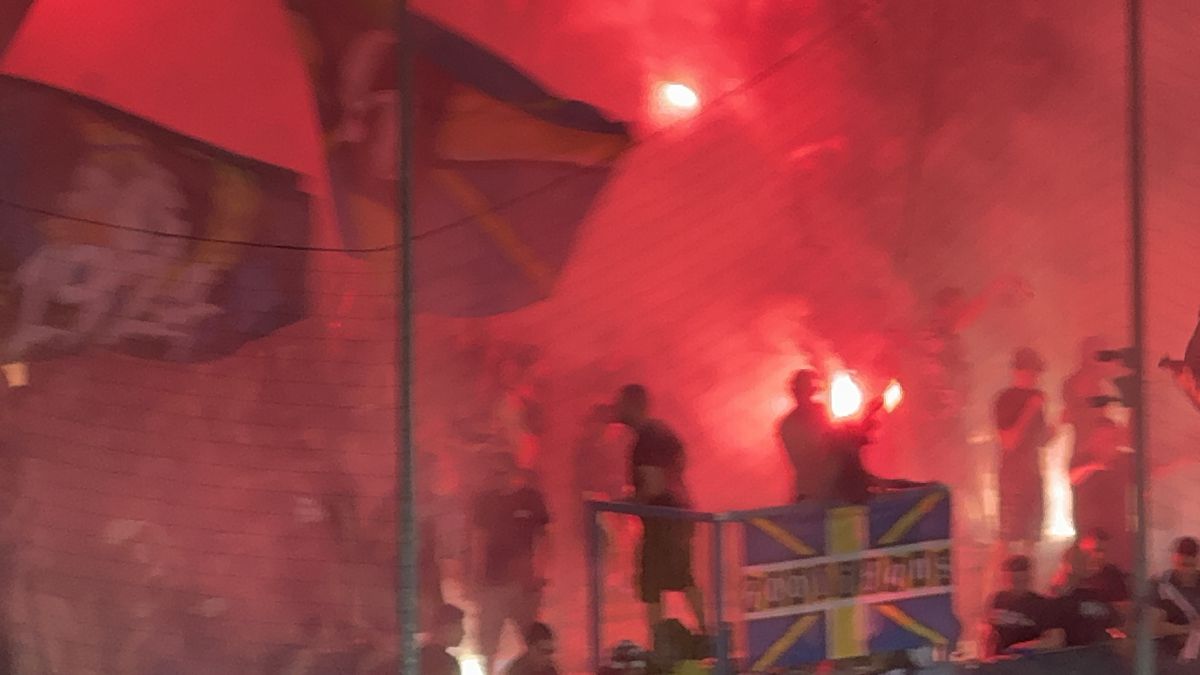 Au aprins peluza! Zeci de torțe și fumigene la Petrolul - FCSB: Jandarmeria, driblată din nou