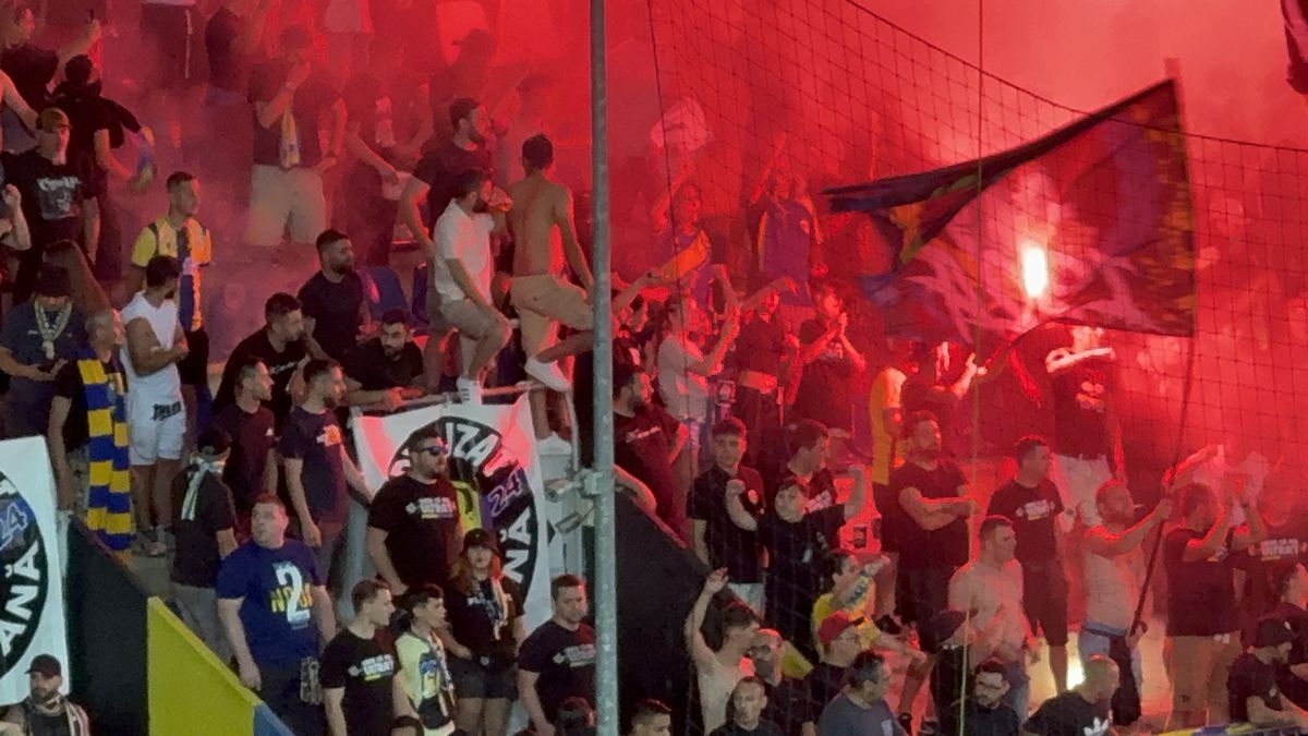 Au aprins peluza! Zeci de torțe și fumigene la Petrolul - FCSB: Jandarmeria, driblată din nou