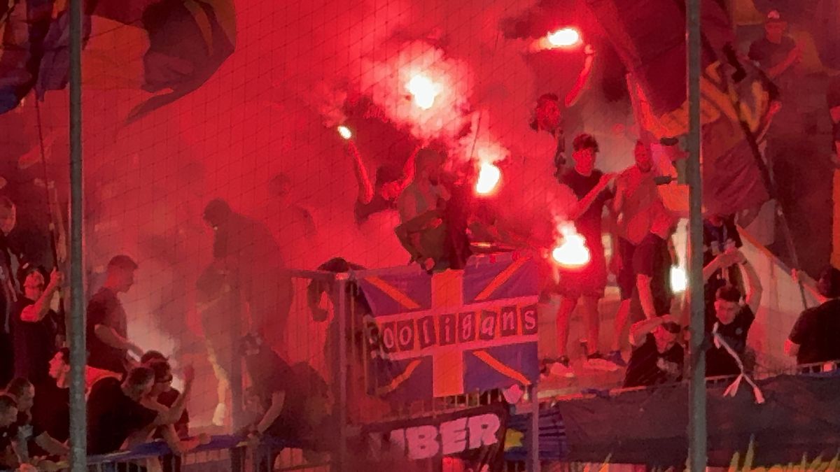 Au aprins peluza! Zeci de torțe și fumigene la Petrolul - FCSB: Jandarmeria, driblată din nou