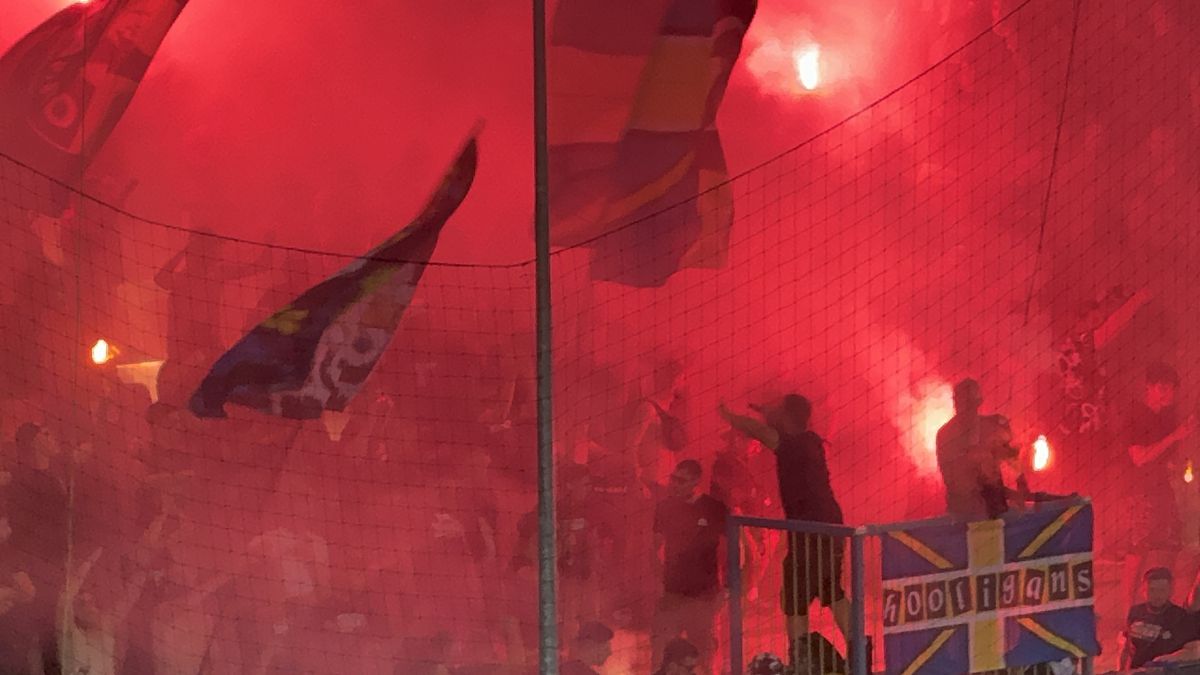 Au aprins peluza! Zeci de torțe și fumigene la Petrolul - FCSB: Jandarmeria, driblată din nou