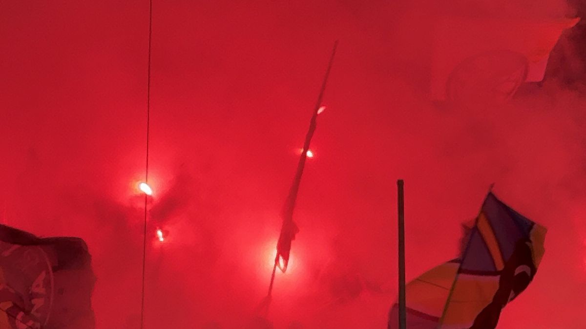 Ultrașii au aprins zeci de torțe și fumigene și au driblat din nou Jandarmeria