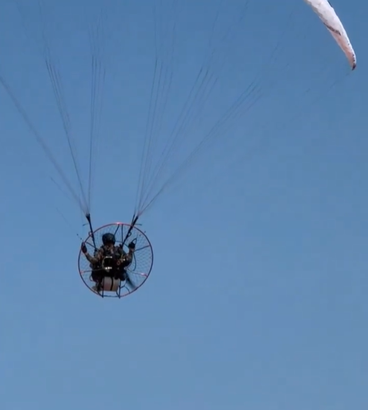 Felix Baumgartner n-ar fi murit din cauza impactului cu solul: prima ipoteză a anchetatorilor și imagini de la locul tragediei