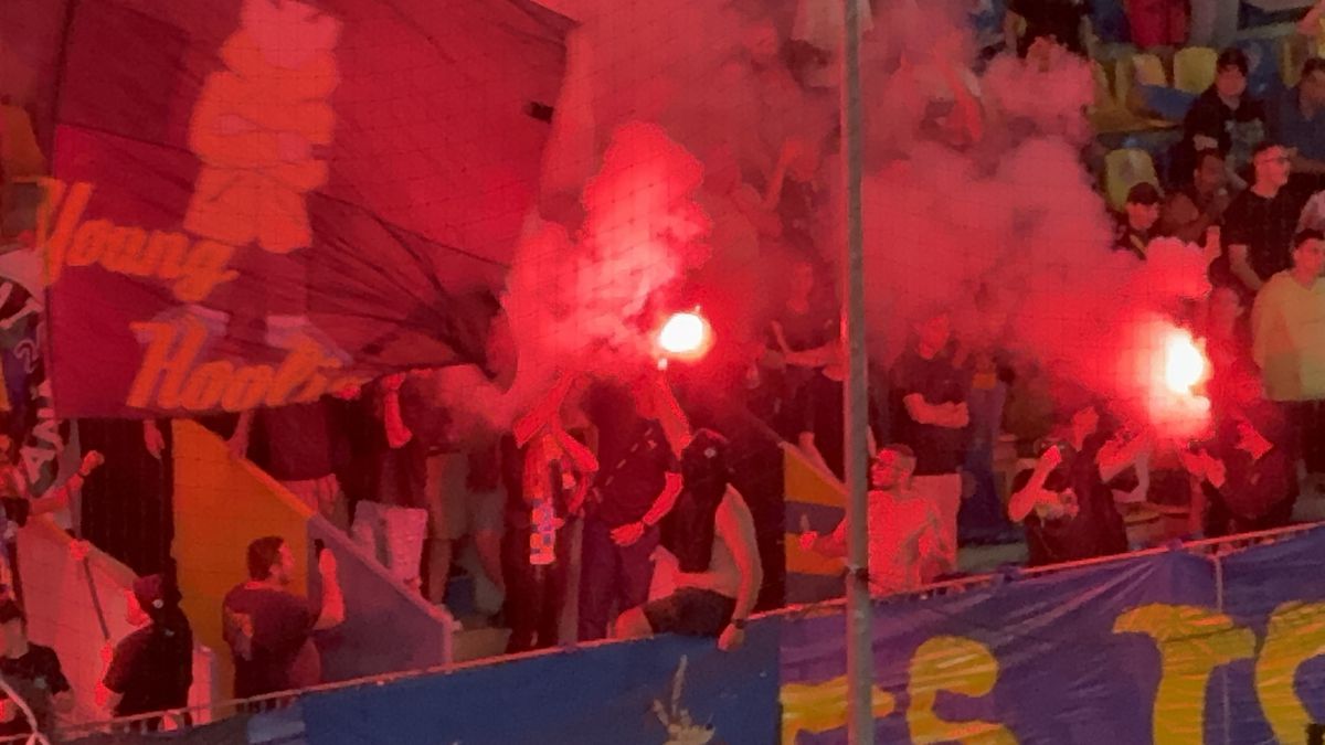 Au aprins peluza! Zeci de torțe și fumigene la Petrolul - FCSB: Jandarmeria, driblată din nou
