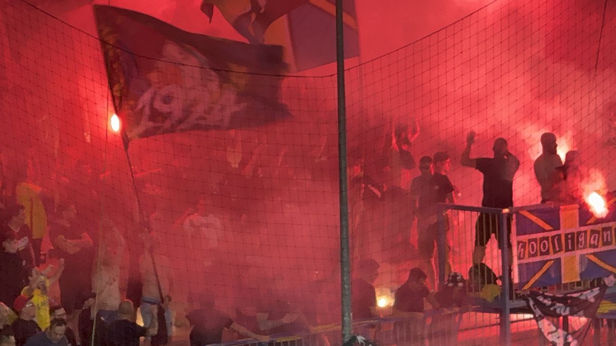 Au aprins peluza! Zeci de torțe și fumigene la Petrolul - FCSB: Jandarmeria, driblată din nou