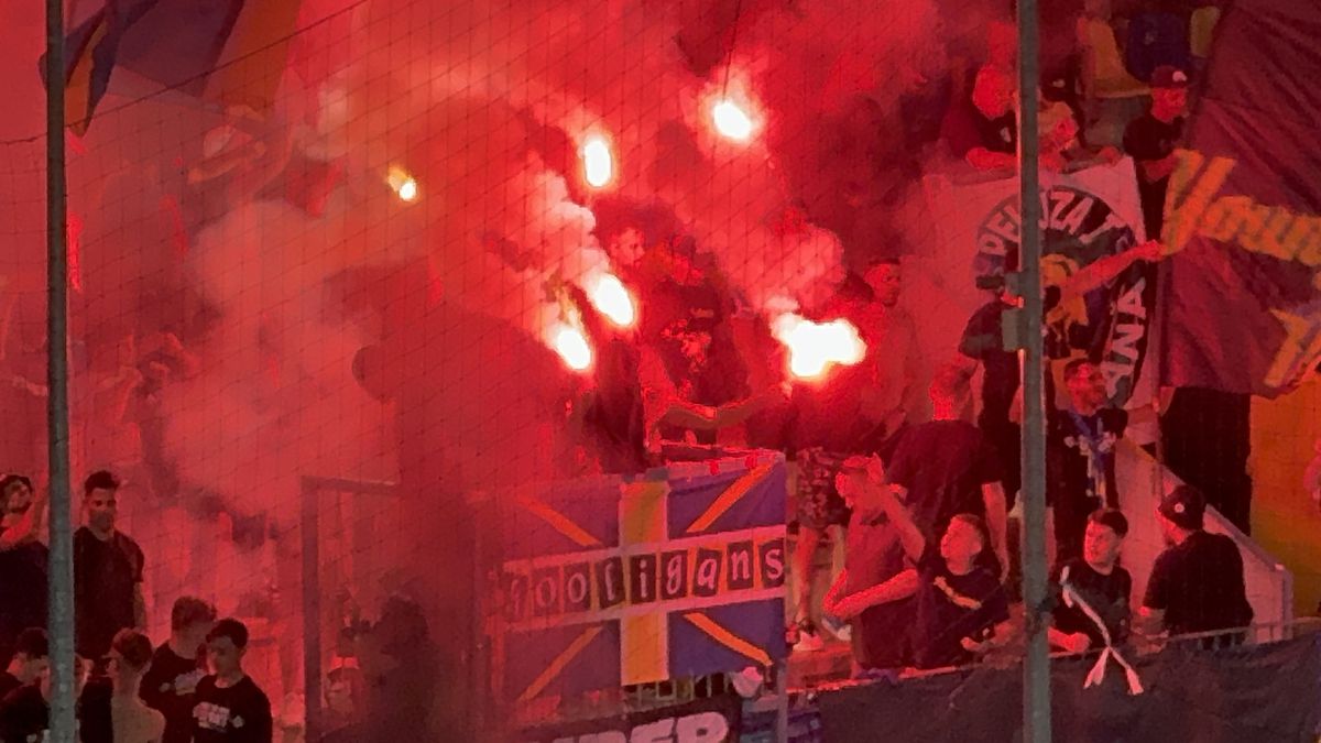 Au aprins peluza! Zeci de torțe și fumigene la Petrolul - FCSB: Jandarmeria, driblată din nou