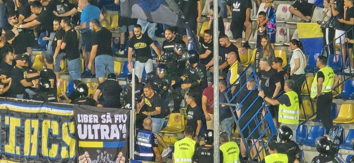 Scandal în toată regula la Petrolul - FCSB » Jandarmeria a fost nevoită să intervină: luat pe sus și scos din stadion