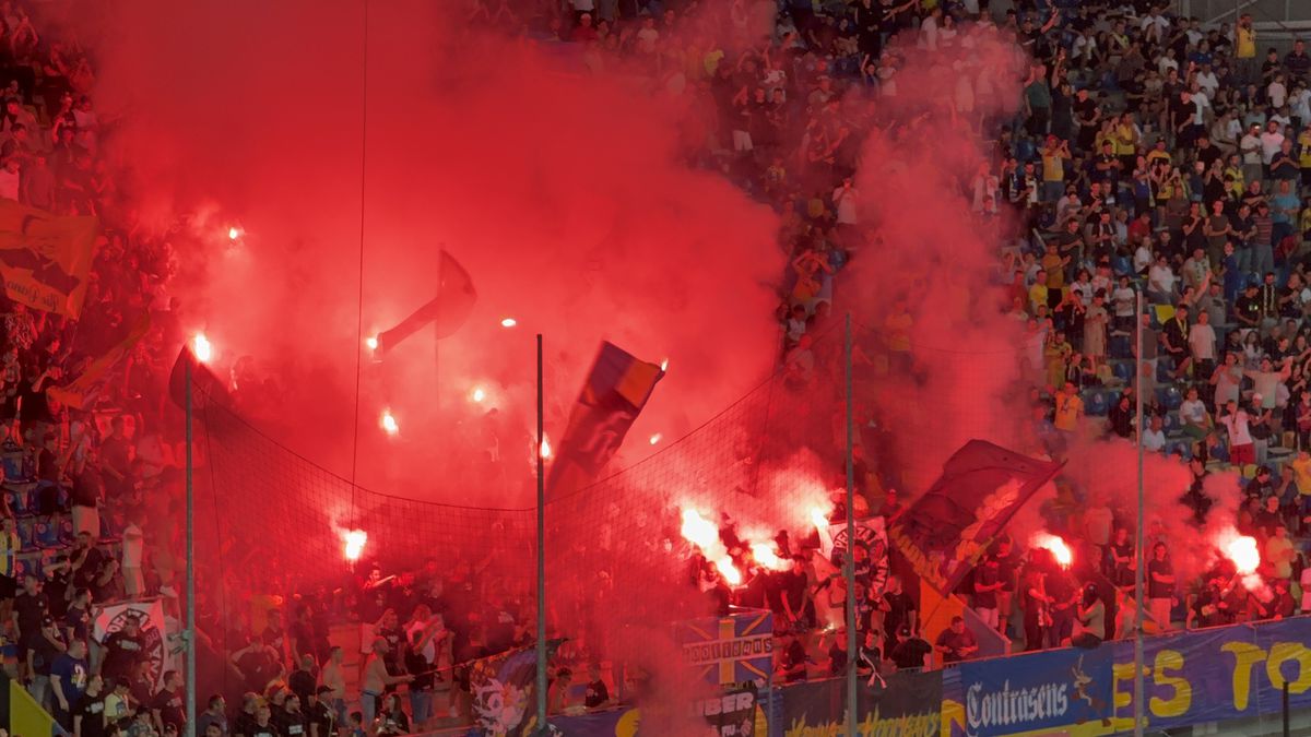 Au aprins peluza! Zeci de torțe și fumigene la Petrolul - FCSB: Jandarmeria, driblată din nou