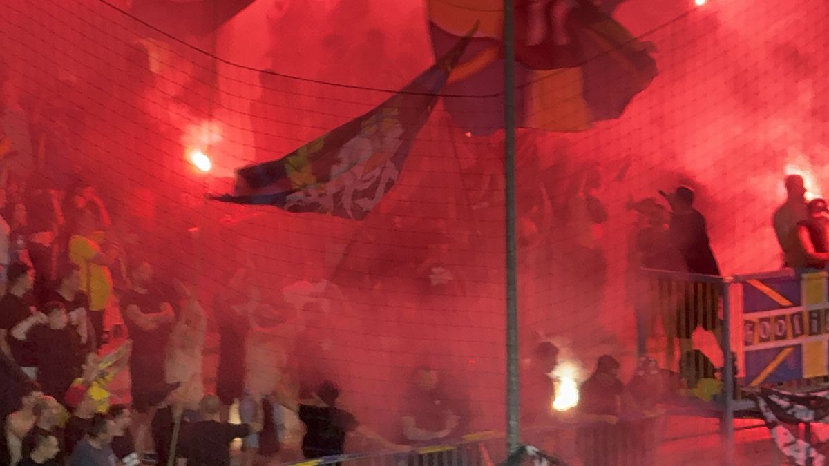 Au aprins peluza! Zeci de torțe și fumigene la Petrolul - FCSB: Jandarmeria, driblată din nou