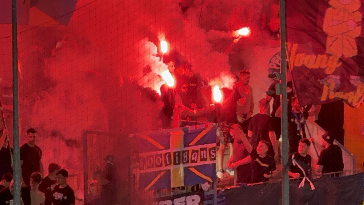 Au aprins peluza! Zeci de torțe și fumigene la Petrolul - FCSB: Jandarmeria, driblată din nou