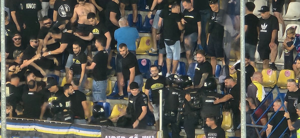 Scandal în toată regula la Petrolul - FCSB » Jandarmeria a fost nevoită să intervină: luat pe sus și scos din stadion