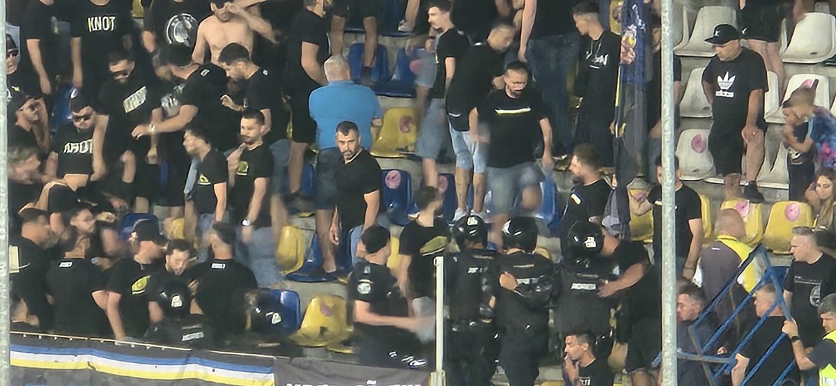 Scandal în toată regula la Petrolul - FCSB » Jandarmeria a fost nevoită să intervină: luat pe sus și scos din stadion
